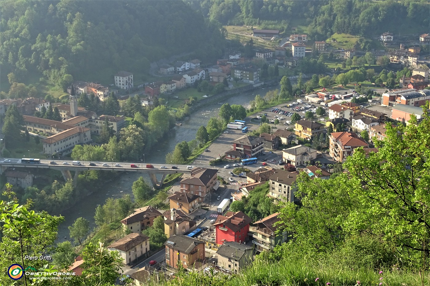 19 Zoom sul Ponte Vecchio sul Brembo, il Convento di Romacolo e il piazzale del mercato.JPG
